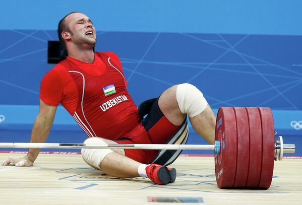 Штангист Руслан Нурутдинов во время соревнований по тяжелой атлетике в категории свыше 105 кг 