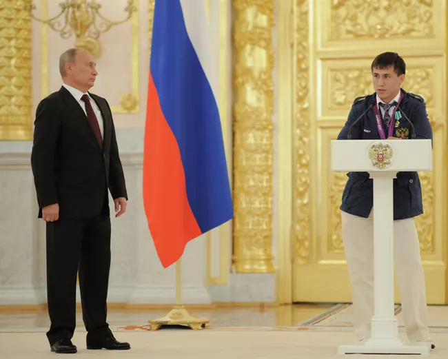 Владимир Путин (слева)