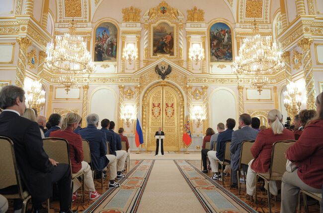 Владимир Путин (в центре на дальнем плане)