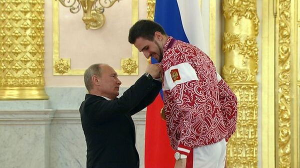 Путин вручил ордена олимпийцам и попросил их навестить школьников
