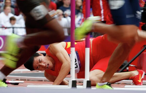 Китайский спортсмен Сян Лю упал во время соревнований в беге на 110 м с барьерами 