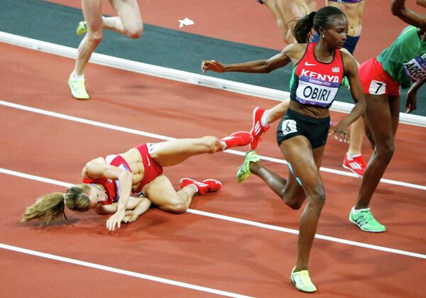 Американская спортсменка Морган Уцены упала во время финала соревнований в беге на 1500 м