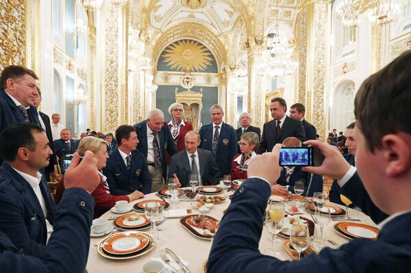 Владимир Путин (в центре на втором плане)