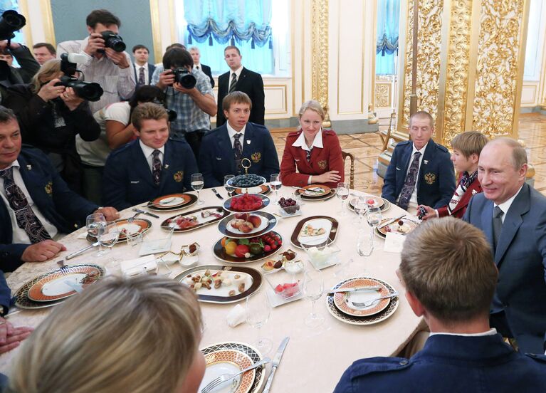 Владимир Путин (справа на втором плане)