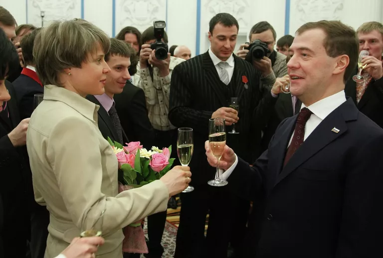Дмитрий Медведев вручил награды российским олимпийцам Дмитрий Медведев вручил награды российским олимпийцам