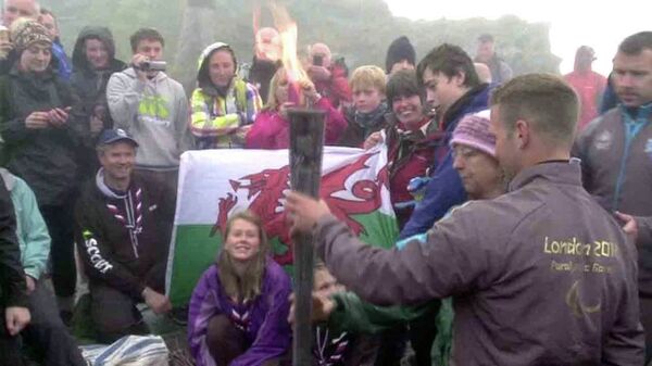 Паралимпийцы зажгли огонь предстоящих игр на самой высокой горе Уэльса