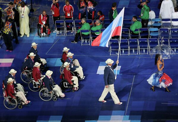 Знаменосец Паралимпийской сборной России Алексей Ашапатов
