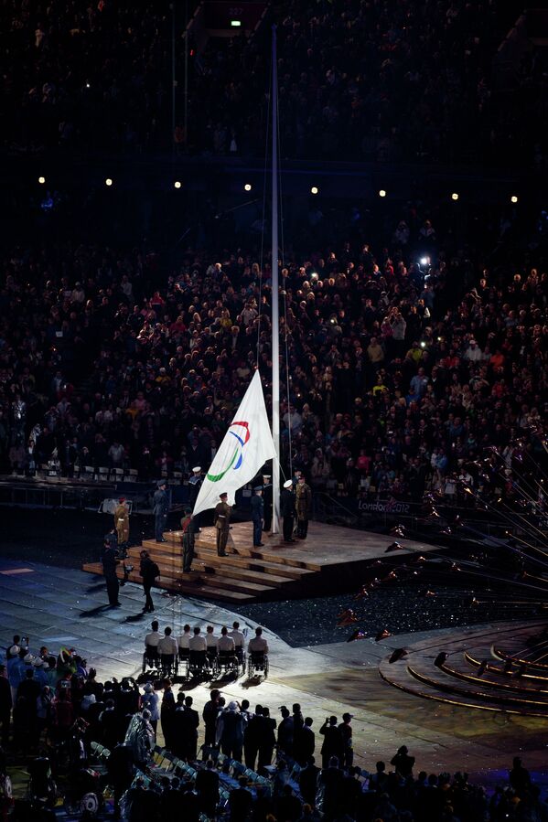 Церемония поднятия флага