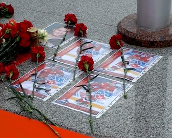 Жители Минска несут цветы к стадиону, где должен был играть Локомотив