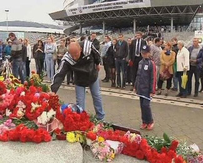 Тысячи людей почтили память хоккеистов ярославского Локомотива в Минске