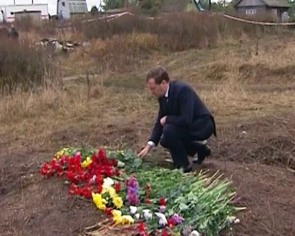 Медведев принес цветы к месту катастрофы Як-42 в Ярославле