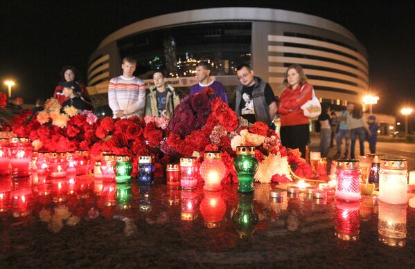 Жители Минска несут цветы и зажженные свечи к Минск-Арене