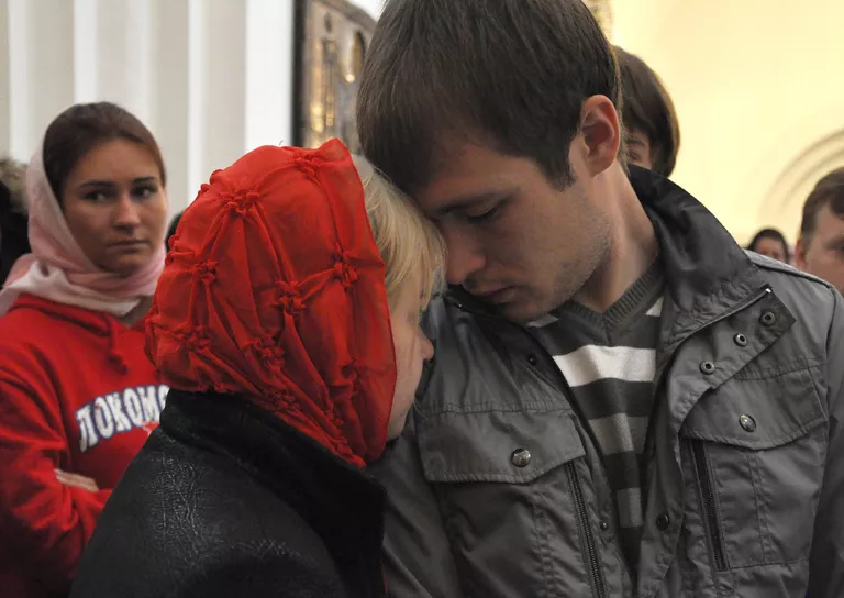 Панихида в Ярославле по погибшим игрокам ХК Локомотив Панихида в Ярославле по погибшим игрокам ХК Локомотив