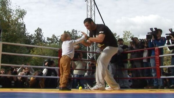 Ребенок отправил в нокаут Мануэля Чарра на тренировке с Кличко