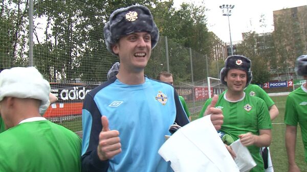 Российские фанаты футбола подарили североирландским коллегам шапки-ушанки   