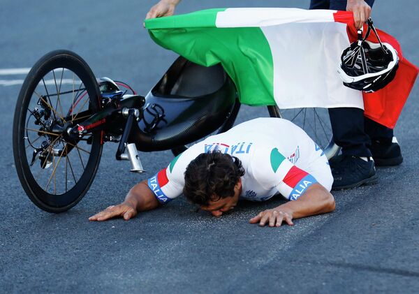 Алессандро Дзанарди после финала в соревнованиях в шоссейных велогонках на Паралимпиаде-2012