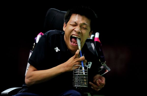 Южнокорейский спортсмен Хо Вон Джонг принимает участие в соревнованиях по бочче на Паралимпийских играх в Лондоне