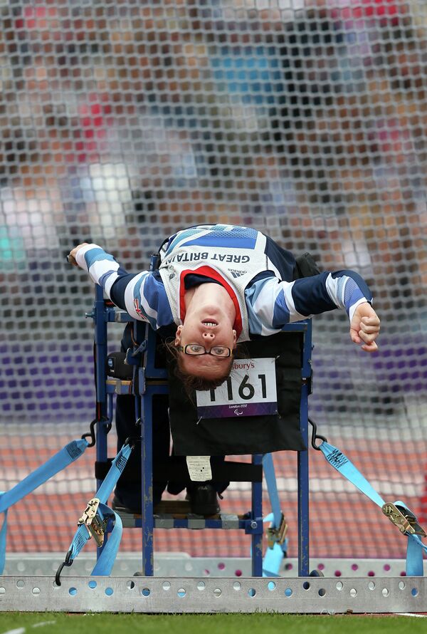 Британская спортсменка Джемма Прескотт участвует в соревнованиях по метанию диска среди спортсменов на колясках
