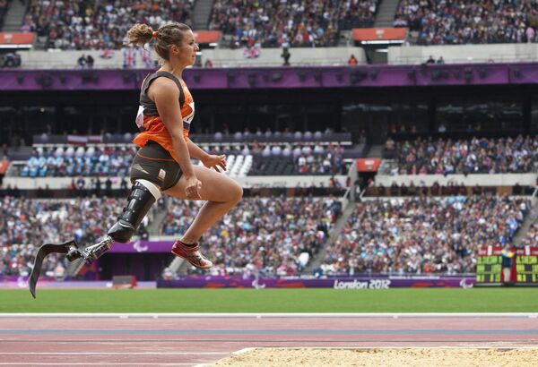 Легкоатлетка Марийе Смитс из Голландии участвует в соревнованиях по прыжкам в длину на Паралимпийских играх в Лондоне