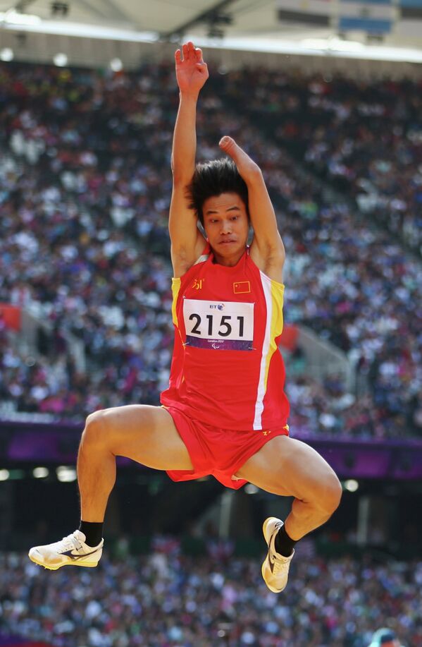 Легкоатлет из Китая Фуланг Лю участвует в соревнованиях по прыжкам в длину на Паралимпийских играх в Лондоне