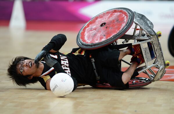 Падение японца Дайсуке Икезаки в соревнованиях по регби на Паралимпийских играх в Лондоне в матче против сборной Австралии