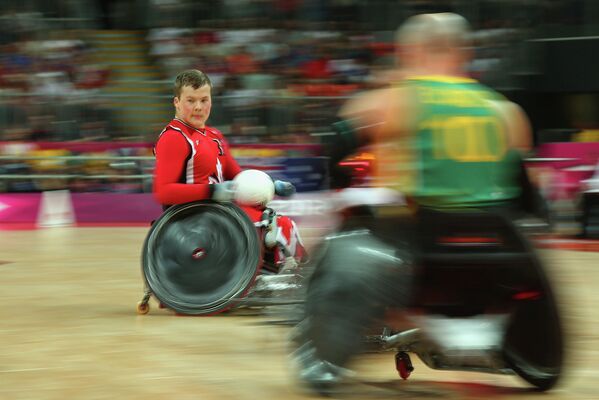 Канадский спортсмен Зак Маделл участвует в соревнованиях по регби сидя на паралимпийском турнире в матче против сборной Австралии