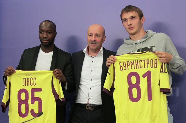 Презентация новых игроков ФК Анжи Лассаны Диарра (слева) и Никиты Бурмистрова (справа)