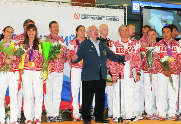 Владимир Лукин (в центре) во время встречи российских паралимпийцев