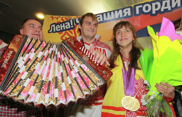 Елена Иванова (справа)