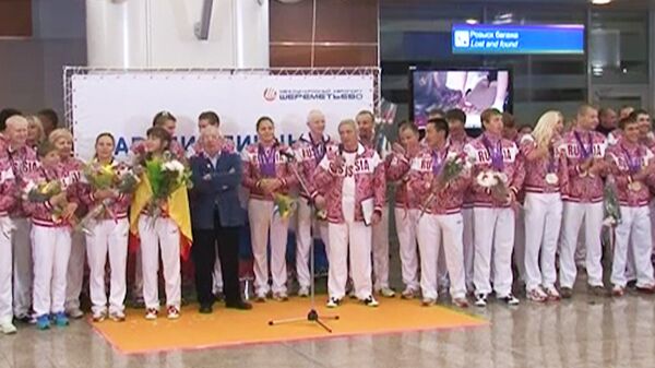 Российских паралимпийцев болельщики встретили в аэропорту аплодисментами  