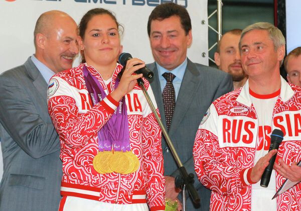 Оксана Савченко (слева)