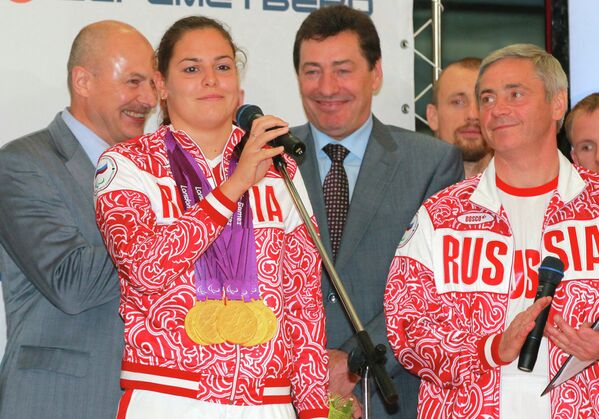 Пятикратная чемпионка, пловчиха Оксана Савченко выступает во время встречи сборной в аэропорту Шереметьево