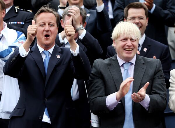 Премьер-министр Великобритании Дэвид Кэмерон и мэр Лондона Борис Джонсон на параде в честь олимпийцев и паралимпийцев