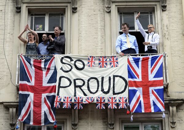 Зрители приветствуют участников парада в честь олимпийцев и паралимпийцев в Лондоне