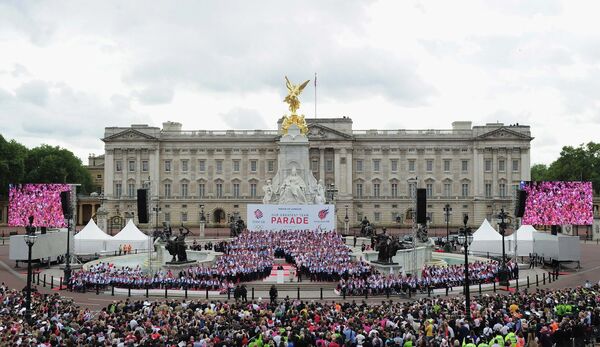 Парад британских олимпийцев и паралимпийцев возле Букингемского дворца в Лондоне