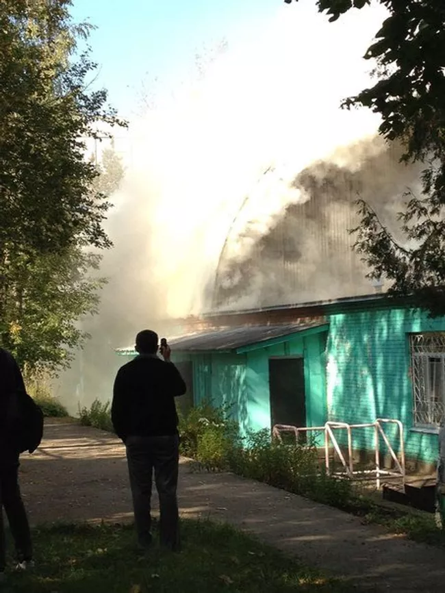 Горящий стадион Вымпел в Солнечногорске