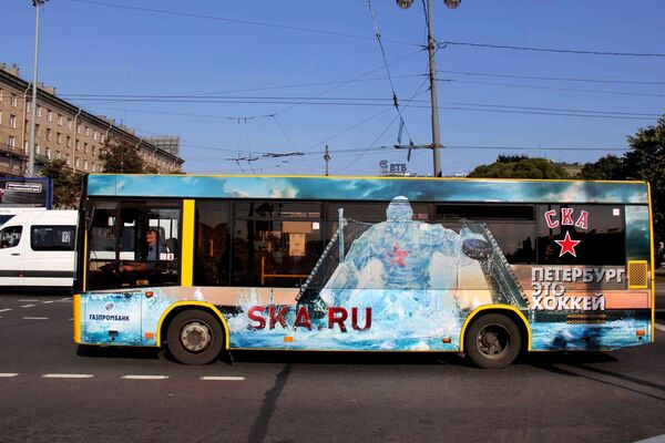 Автобус с символикой ХК СКА