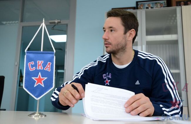 Илья Ковальчук на подписании контракта с ХК СКА
