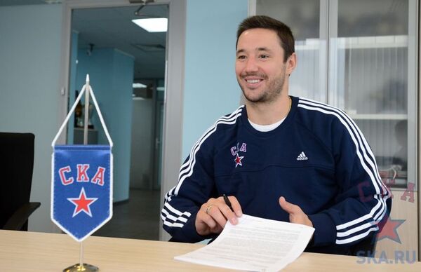 Илья Ковальчук на подписании контракта с ХК СКА