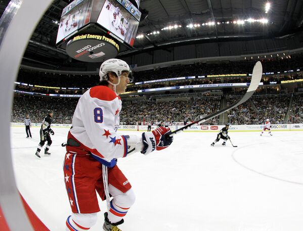 Александр Овечкин в матче регулярного чемпионата НХЛ между Питтсбургом и Вашингтоном, США, 22 января 2012. 