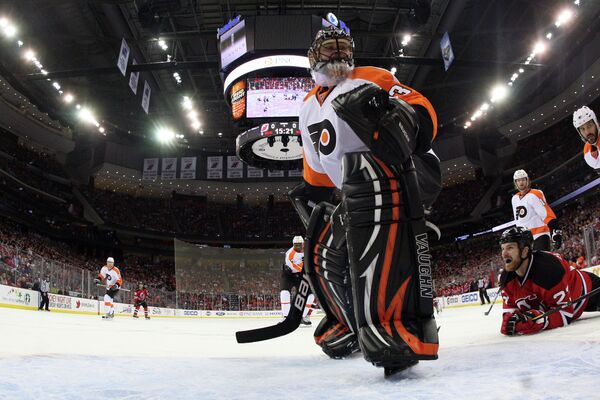 Илья Брызгалов в матче плей-офф 1/2 финала Восточной конференции НХЛ между Нью-Джерси и Филадельфией, Ньюарк, США, 3 мая 2012