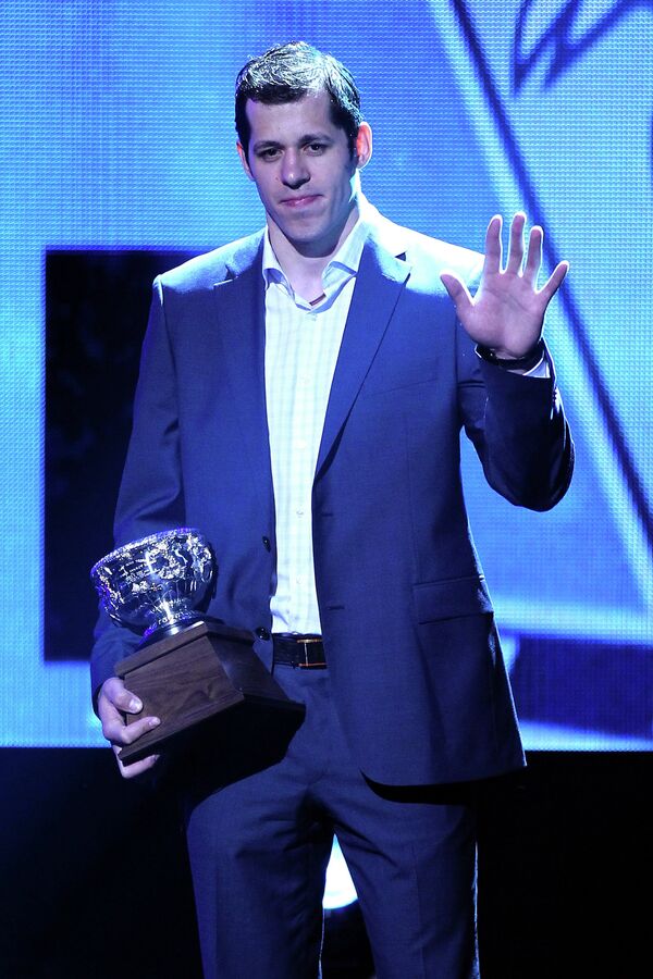 Евгений Малкин с призом Art Ross Trophy на церемонии вручения наград НХЛ в Лас-Вегасе