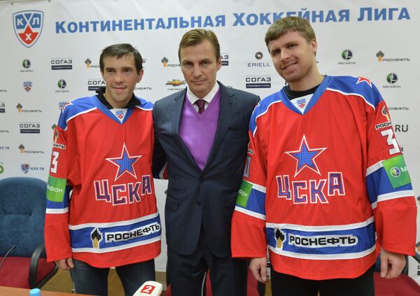 Сергей Федоров (в центре), Павел Дацюк (слева) и Илья Брызгалов