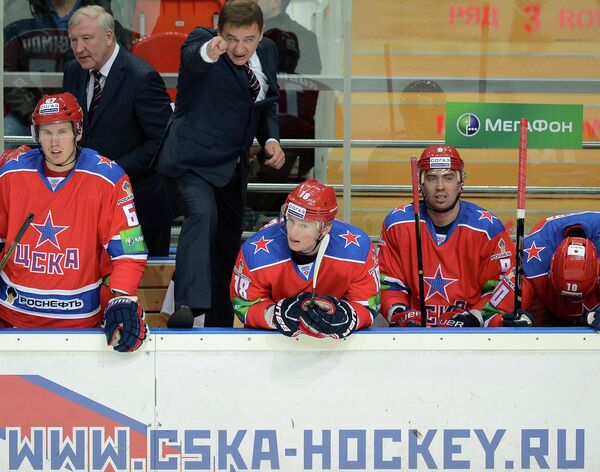 Валерий Брагин (третий слева) и игроки ЦСКА