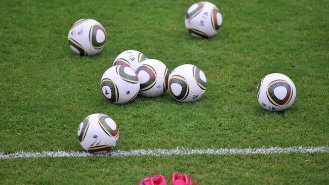 Футбольные мячи на поле