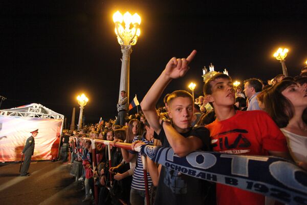 Жители Волгограда следят за ходом церемонии объявления городов-организаторов ЧМ-2018 