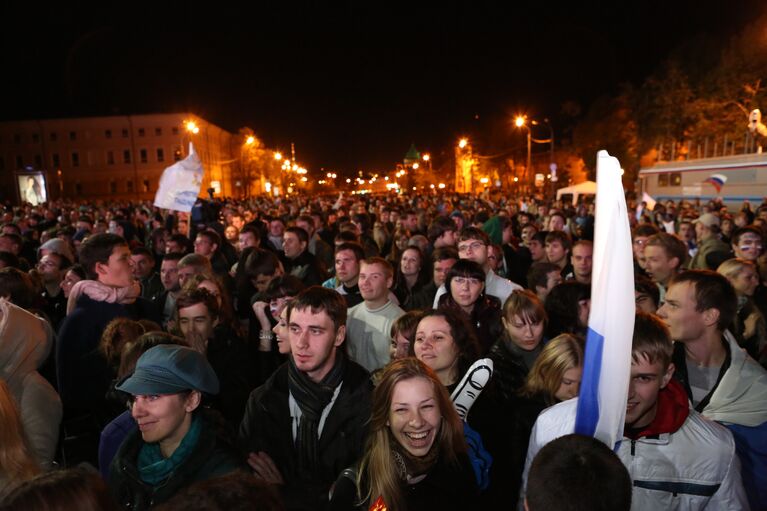 Жители Нижнего Новгорода следят за ходом церемонии объявления городов-организаторов ЧМ-2018