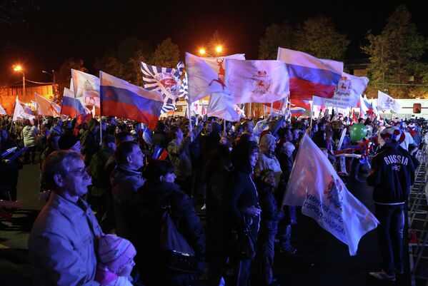 Жители Нижнего Новгорода следят за ходом церемонии объявления городов-организаторов ЧМ-2018