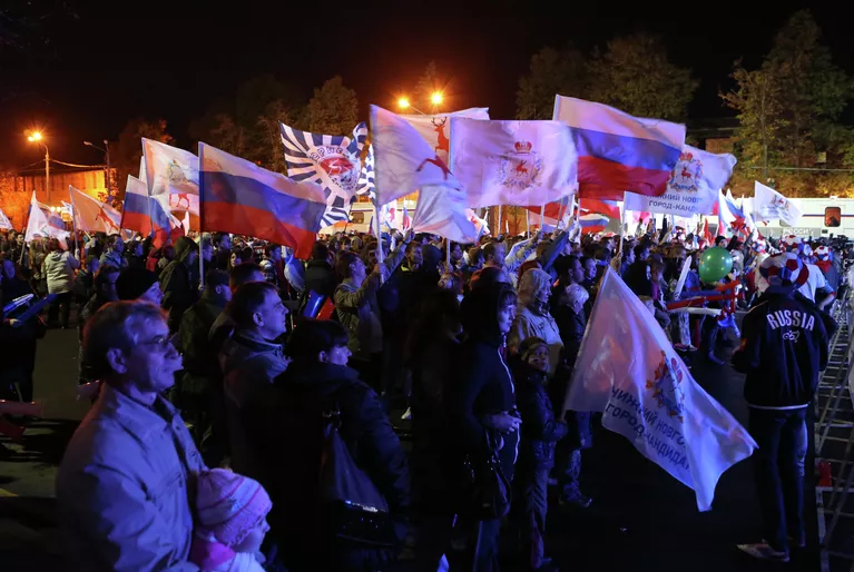 Жители Нижнего Новгорода следят за ходом церемонии объявления городов-организаторов ЧМ-2018 Жители Нижнего Новгорода следят за ходом церемонии объявления городов-организаторов ЧМ-2018