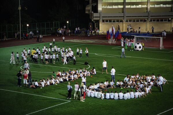Волонтеры в Сочи выстроились в цифру 2018 на футбольном поле в ходе церемонии объявления городов-организаторов ЧМ-2018